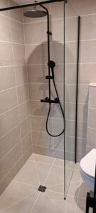 douche moderne robinetterie noire